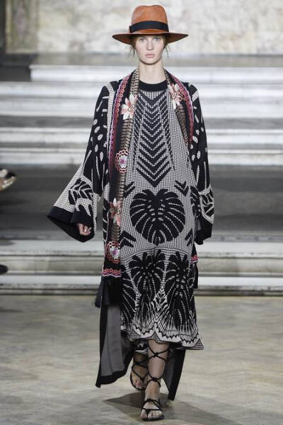 Temperley London Spring 2016 RTW。坦波丽·伦敦2016春夏伦敦时装周高级成衣发布。在本季充满度假气息的Temperley London用印花调动出了我们那颗迫切需要假期的心。宽松的裙型、色彩鲜明的印花搭配着流苏让整个系列…