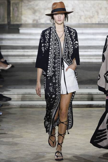 Temperley London Spring 2016 RTW。坦波丽·伦敦2016春夏伦敦时装周高级成衣发布。在本季充满度假气息的Temperley London用印花调动出了我们那颗迫切需要假期的心。宽松的裙型、色彩鲜明的印花搭配着流苏让整个系列活泛了起来。讨喜的罗马凉鞋也让这个系列又显得十分休闲。