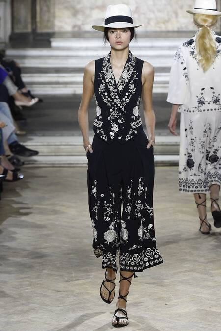 Temperley London Spring 2016 RTW。坦波丽·伦敦2016春夏伦敦时装周高级成衣发布。在本季充满度假气息的Temperley London用印花调动出了我们那颗迫切需要假期的心。宽松的裙型、色彩鲜明的印花搭配着流苏让整个系列活泛了起来。讨喜的罗马凉鞋也让这个系列又显得十分休闲。