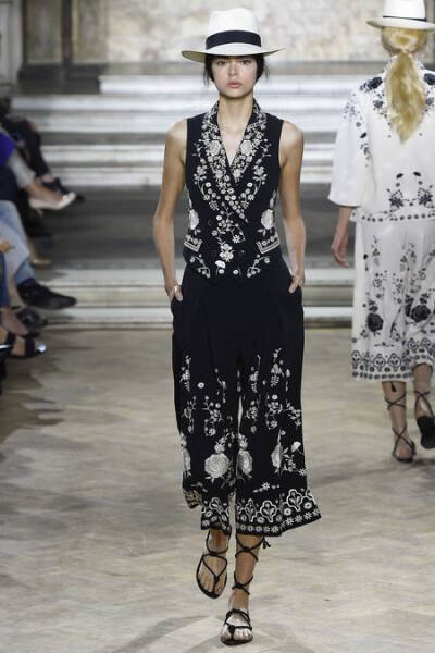 Temperley London Spring 2016 RTW。坦波丽·伦敦2016春夏伦敦时装周高级成衣发布。在本季充满度假气息的Temperley London用印花调动出了我们那颗迫切需要假期的心。宽松的裙型、色彩鲜明的印花搭配着流苏让整个系列…