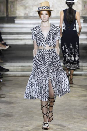 Temperley London Spring 2016 RTW。坦波丽·伦敦2016春夏伦敦时装周高级成衣发布。在本季充满度假气息的Temperley London用印花调动出了我们那颗迫切需要假期的心。宽松的裙型、色彩鲜明的印花搭配着流苏让整个系列活泛了起来。讨喜的罗马凉鞋也让这个系列又显得十分休闲。