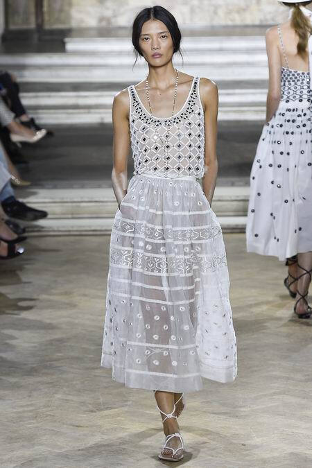 Temperley London Spring 2016 RTW。坦波丽·伦敦2016春夏伦敦时装周高级成衣发布。在本季充满度假气息的Temperley London用印花调动出了我们那颗迫切需要假期的心。宽松的裙型、色彩鲜明的印花搭配着流苏让整个系列活泛了起来。讨喜的罗马凉鞋也让这个系列又显得十分休闲。