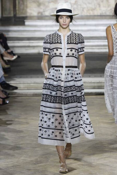 Temperley London Spring 2016 RTW。坦波丽·伦敦2016春夏伦敦时装周高级成衣发布。在本季充满度假气息的Temperley London用印花调动出了我们那颗迫切需要假期的心。宽松的裙型、色彩鲜明的印花搭配着流苏让整个系列…