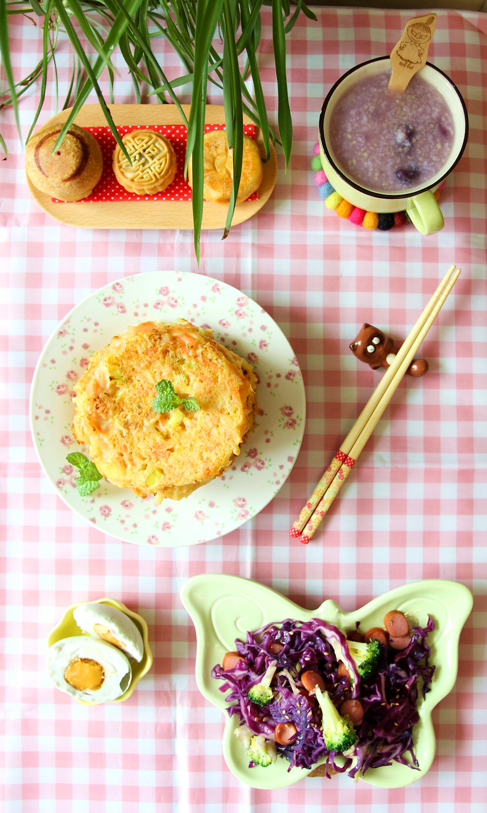 周二早餐:胡萝卜土豆丝饼+月饼+香肠炒杂蔬+紫薯粥+咸蛋。过2天就去四川啦，今天清理冰箱，一个土豆一个胡萝卜正好做小饼，加些鸡蛋香葱嗞嗞煎出来香喷喷（方子见图9）。买的粥米加入紫薯，很快就煮的稠稠哒。三种月饼来自冰冰的巧手，真似太好吃啦，中秋真是幸福啊~