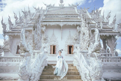 #穿着汉服去旅行# 当小时在泰国白庙拍摄的一组具有争议性的照片