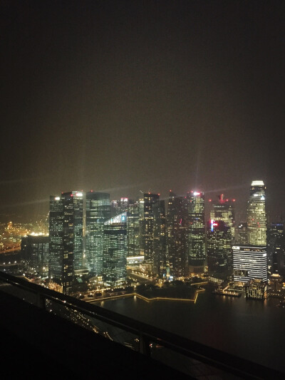 新加坡滨海湾金沙酒店无边泳池 夜景