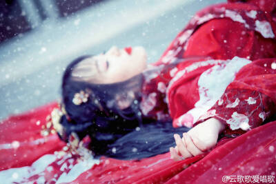 Cn：云歌歌爱唱歌 [原博]“陆海空，下辈子你别再撞见我……” [泪][泪][泪][泪][泪][泪] 第一世终于拍完了QAQ等我过段时间整理我就有。。正片了QUQ@云浅爱吃鱿鱼须