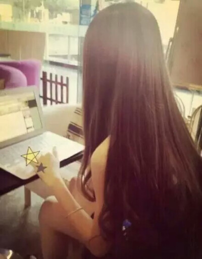 长长的顺直棕发