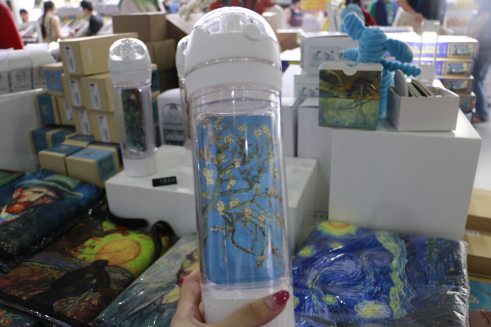 梵高印象艺术展，很多人都觉得很失望，但如果仔细地把介绍读完也是挺让人感动的，加上看展的人中有不少大神，直接免费人工导览。“知人论世，以意逆志”不仅可以用于解读文学，也同样可以诠释艺术。买了带有杏花图案的ibottle送给妹妹