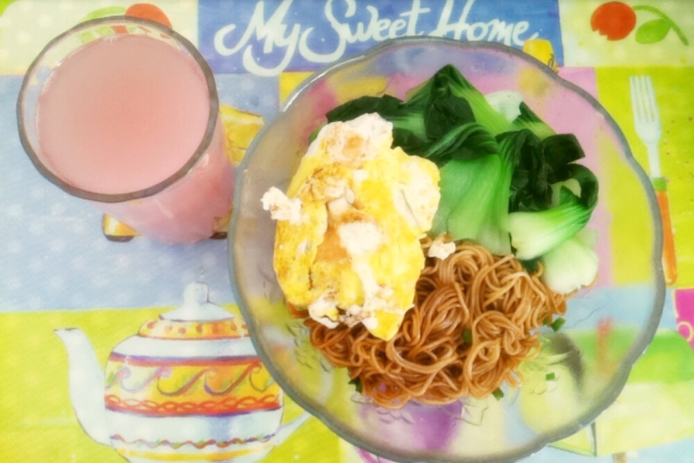 午餐 粉嫩少女心的石榴汁+好多青菜的葱油拌面