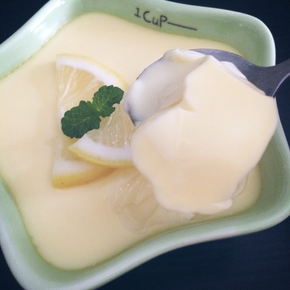 【牛奶炖蛋】1、两颗鸡蛋打散。2、加一勺糖 250ml牛奶 搅拌均匀。3、过筛两次 容器上盖上保鲜膜。4、小火蒸15分钟即可。