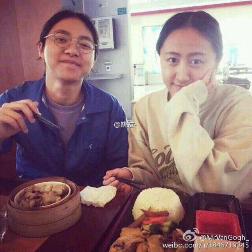  #陈粒#老公，和老公的前老公。异地是大魔鬼。原谅我你们的故事已经结束我还不愿散场。要你们乘风远航，要你们扬指疯狂，要你们永存想像，要你们快乐健康。再过几十年，还让我字字坚决字字温柔地唱你吧，好吗？  Here I stay ,I'm not going anywhere.