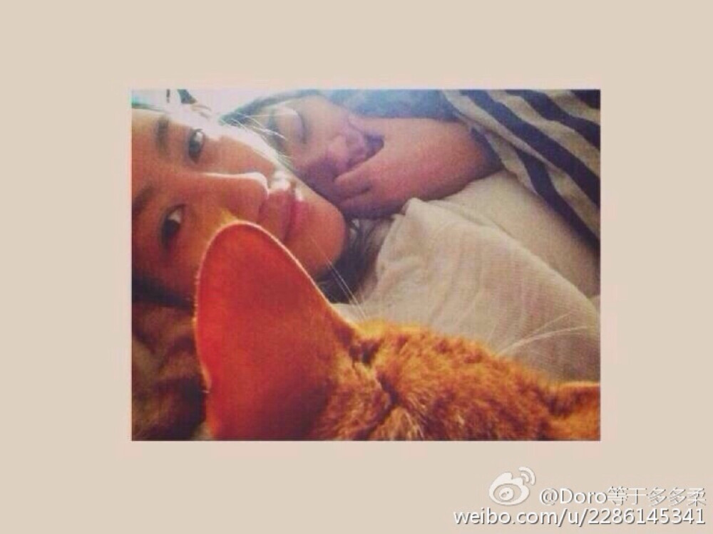  #陈粒#老公，和老公的前老公。异地是大魔鬼。原谅我你们的故事已经结束我还不愿散场。要你们乘风远航，要你们扬指疯狂，要你们永存想像，要你们快乐健康。再过几十年，还让我字字坚决字字温柔地唱你吧，好吗？  Here I stay ,I'm not going anywhere.