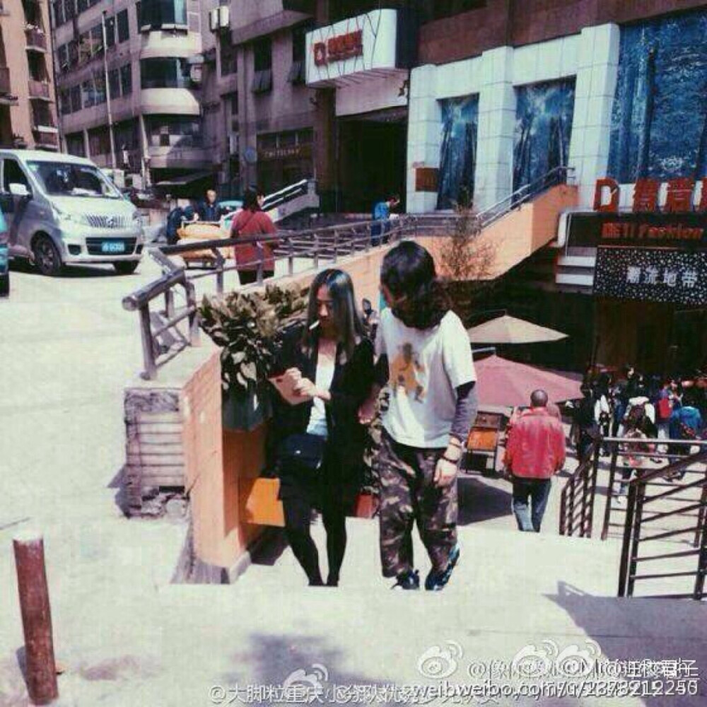  #陈粒#老公，和老公的前老公。异地是大魔鬼。原谅我你们的故事已经结束我还不愿散场。要你们乘风远航，要你们扬指疯狂，要你们永存想像，要你们快乐健康。再过几十年，还让我字字坚决字字温柔地唱你吧，好吗？  Here I stay ,I'm not going anywhere.