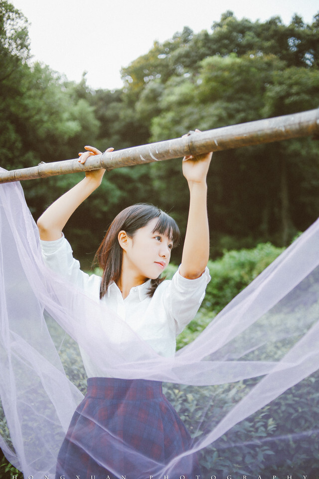 你有我心目中女同学的模样
摄影：洪小漩
出镜：一戈
一戈在春天和我约好要拍照的，兜兜转转，秋天过半，一戈才从上海来杭州找我。
那天她在灵隐寺的星巴克等我，我去了另一家，没找到她，折回一段路重新碰面，她坐在店里，手边放着给我点的一杯美式，搭配她甜甜的笑容，我觉得刚刚好呢。
一戈比我虚长几岁，但是可爱的模样让她显得尤为年少，她说自己有点肉肉的，我却不觉得，在我看来，她刚刚好，是我喜欢的女学生的模样。