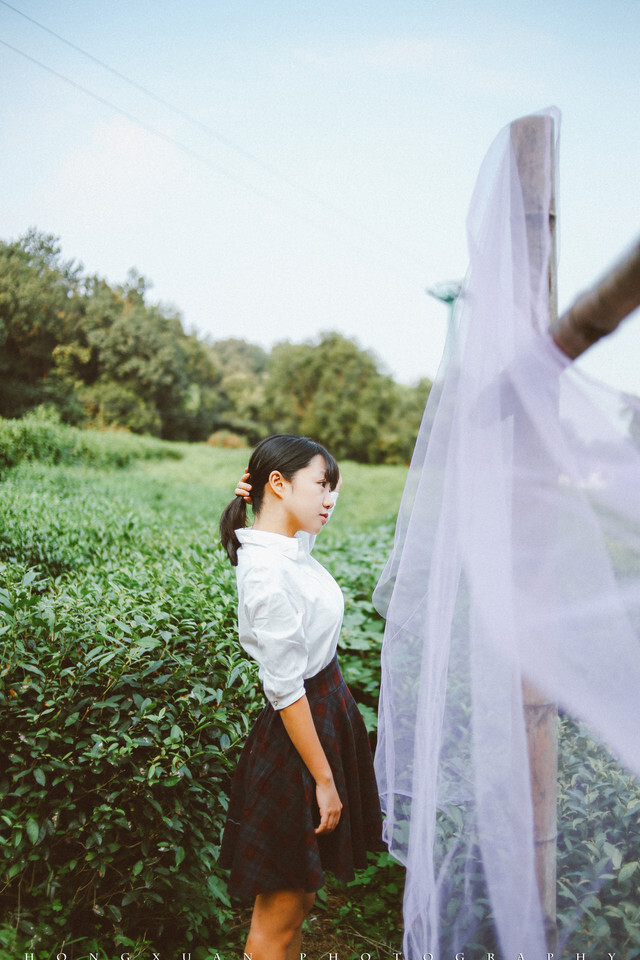 你有我心目中女同学的模样
摄影：洪小漩
出镜：一戈
一戈在春天和我约好要拍照的，兜兜转转，秋天过半，一戈才从上海来杭州找我。
那天她在灵隐寺的星巴克等我，我去了另一家，没找到她，折回一段路重新碰面，她坐在店里，手边放着给我点的一杯美式，搭配她甜甜的笑容，我觉得刚刚好呢。
一戈比我虚长几岁，但是可爱的模样让她显得尤为年少，她说自己有点肉肉的，我却不觉得，在我看来，她刚刚好，是我喜欢的女学生的模样。