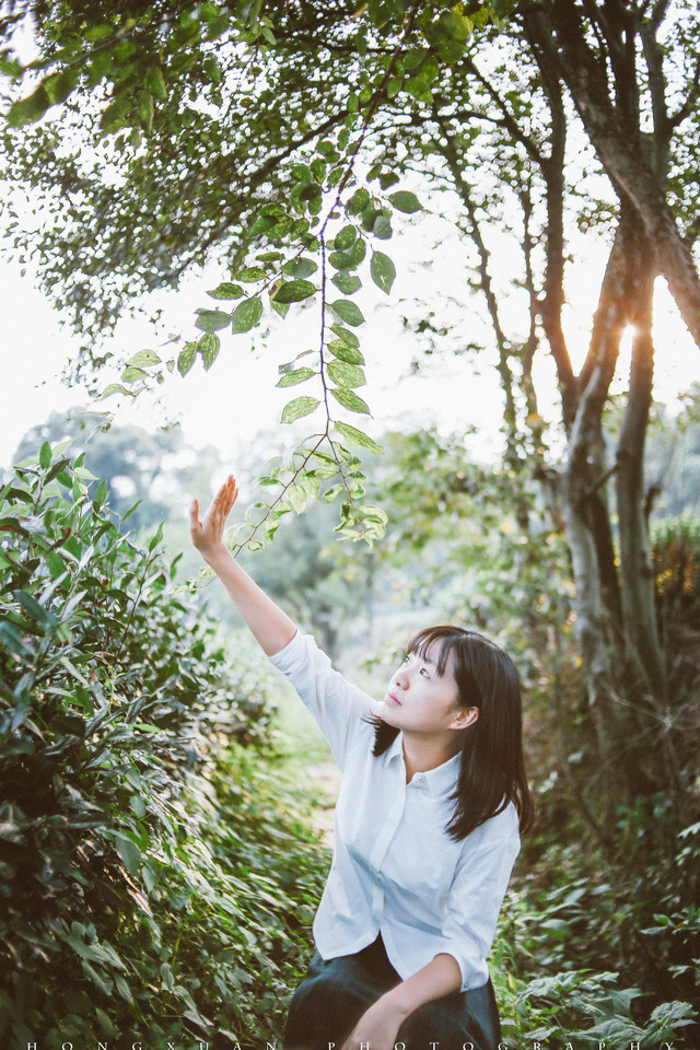 你有我心目中女同学的模样
摄影：洪小漩
出镜：一戈
一戈在春天和我约好要拍照的，兜兜转转，秋天过半，一戈才从上海来杭州找我。
那天她在灵隐寺的星巴克等我，我去了另一家，没找到她，折回一段路重新碰面，她坐在店里，手边放着给我点的一杯美式，搭配她甜甜的笑容，我觉得刚刚好呢。
一戈比我虚长几岁，但是可爱的模样让她显得尤为年少，她说自己有点肉肉的，我却不觉得，在我看来，她刚刚好，是我喜欢的女学生的模样。