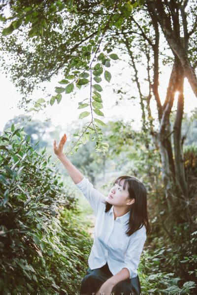 你有我心目中女同学的模样
摄影：洪小漩
出镜：一戈
一戈在春天和我约好要拍照的，兜兜转转，秋天过半，一戈才从上海来杭州找我。
那天她在灵隐寺的星巴克等我，我去了另一家，没找到她，折回一段路重新碰面，她…