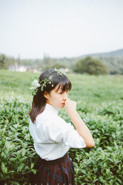 你有我心目中女同学的模样
摄影：洪小漩
出镜：一戈
一戈在春天和我约好要拍照的，兜兜转转，秋天过半，一戈才从上海来杭州找我。
那天她在灵隐寺的星巴克等我，我去了另一家，没找到她，折回一段路重新碰面，她…