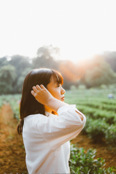 你有我心目中女同学的模样
摄影：洪小漩
出镜：一戈
一戈在春天和我约好要拍照的，兜兜转转，秋天过半，一戈才从上海来杭州找我。
那天她在灵隐寺的星巴克等我，我去了另一家，没找到她，折回一段路重新碰面，她…