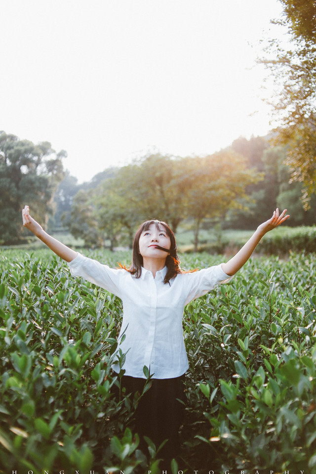 你有我心目中女同学的模样
摄影：洪小漩
出镜：一戈
一戈在春天和我约好要拍照的，兜兜转转，秋天过半，一戈才从上海来杭州找我。
那天她在灵隐寺的星巴克等我，我去了另一家，没找到她，折回一段路重新碰面，她坐在店里，手边放着给我点的一杯美式，搭配她甜甜的笑容，我觉得刚刚好呢。
一戈比我虚长几岁，但是可爱的模样让她显得尤为年少，她说自己有点肉肉的，我却不觉得，在我看来，她刚刚好，是我喜欢的女学生的模样。