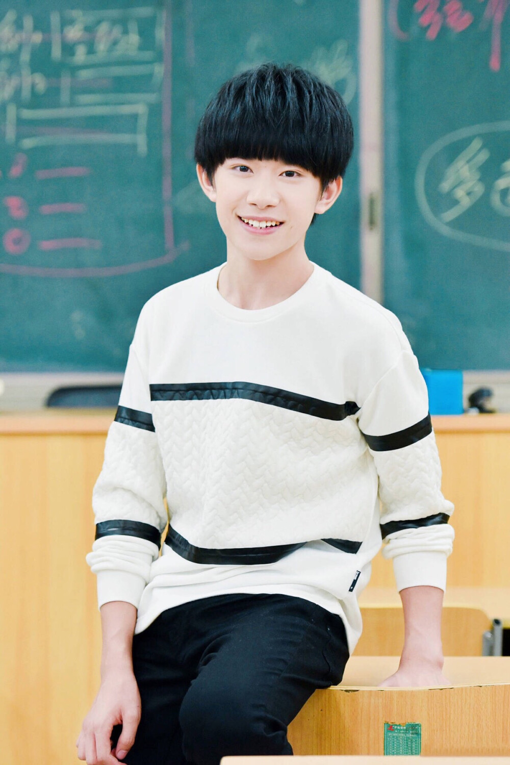 tfboys易烊千玺饭修剩下的盛夏mv甜甜的笑