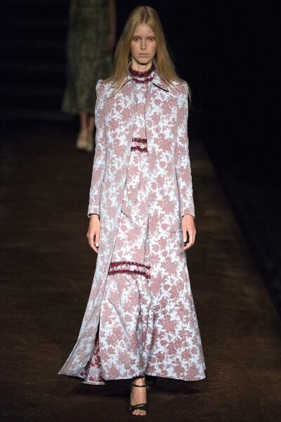 【衣堵为快时装周】 米兰时装周 服饰风尚 华服霓裳 仙女系 Erdem Spring 2016 高级成衣系列——迷离情愫，花朵散幽香