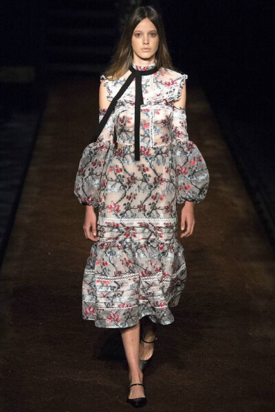 【衣堵为快时装周】 米兰时装周 服饰风尚 华服霓裳 仙女系 Erdem Spring 2016 高级成衣系列——迷离情愫，花朵散幽香