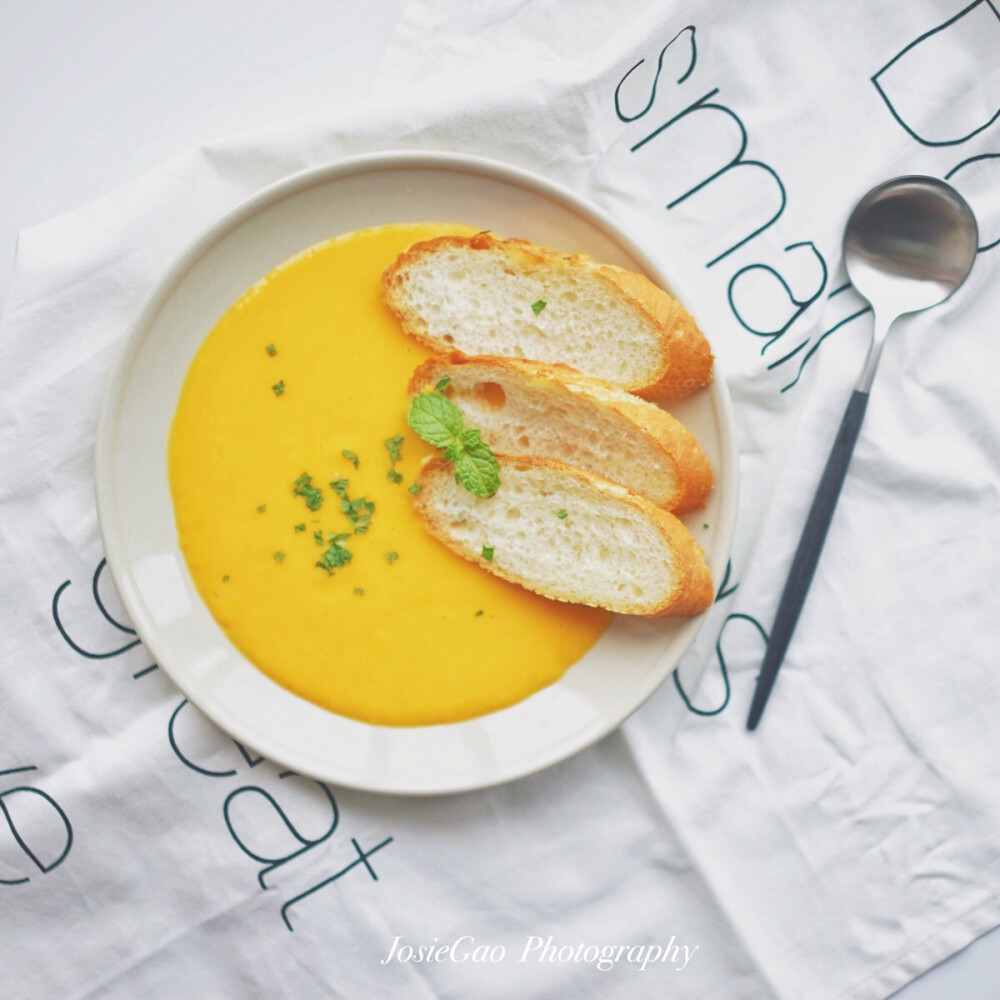 早安。出差回来冰箱里只有南瓜和半盒牛奶，这次的南瓜比往常的好吃，特别甜。[ 早餐：南瓜汤，法棍 ] Music：Grand Archives《Miniature Birds》