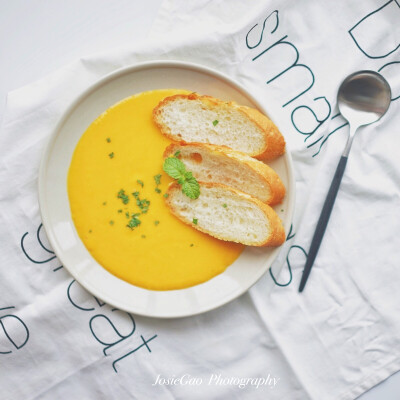 早安。出差回来冰箱里只有南瓜和半盒牛奶，这次的南瓜比往常的好吃，特别甜。[ 早餐：南瓜汤，法棍 ] Music：Grand Archives《Miniature Birds》