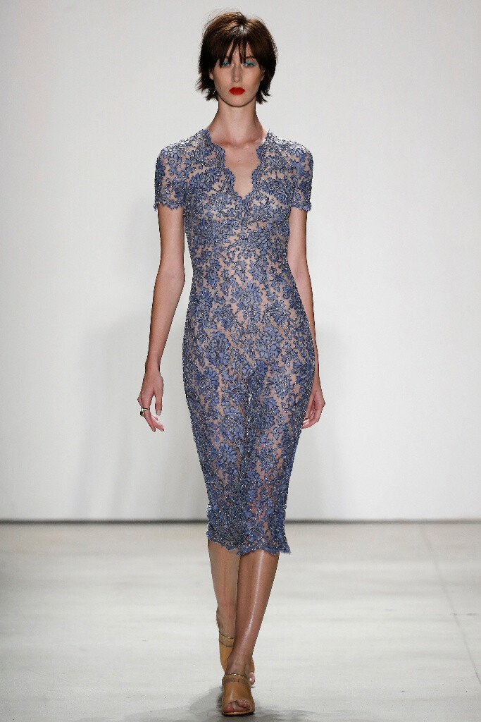 Jenny Packham Spring 2016 RTW。珍妮·帕克汉2016春夏纽约时装周高级成衣发布。本季Packham的灵感来源于摇滚音乐传奇人物，他们冲破性别的局限，毫不顾忌的展现自己个性中“女性化”的一面。许是给人留下的一贯印象，但闪亮的红毯礼服仍然在这一季的设计中脱颖而出。