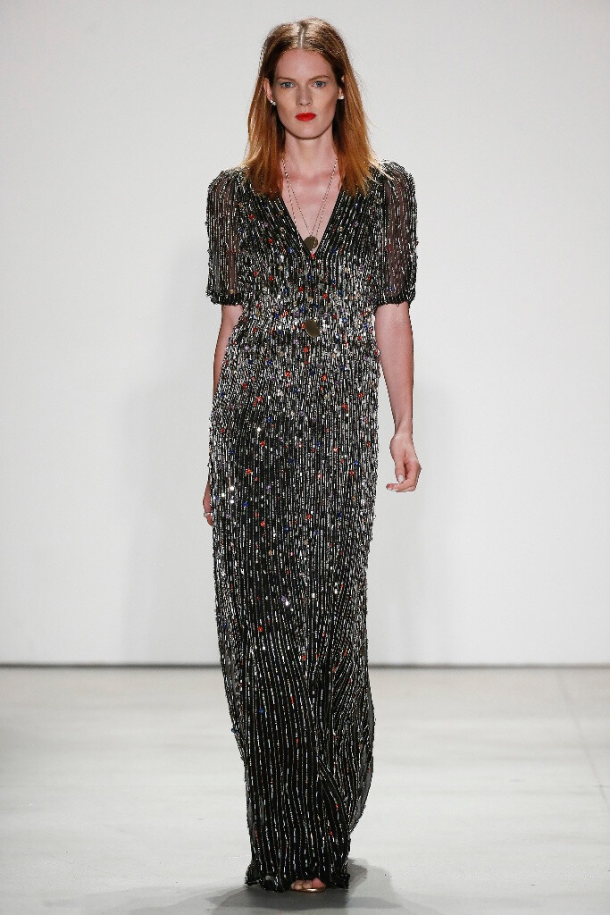 Jenny Packham Spring 2016 RTW。珍妮·帕克汉2016春夏纽约时装周高级成衣发布。本季Packham的灵感来源于摇滚音乐传奇人物，他们冲破性别的局限，毫不顾忌的展现自己个性中“女性化”的一面。许是给人留下的一贯印象，但闪亮的红毯礼服仍然在这一季的设计中脱颖而出。