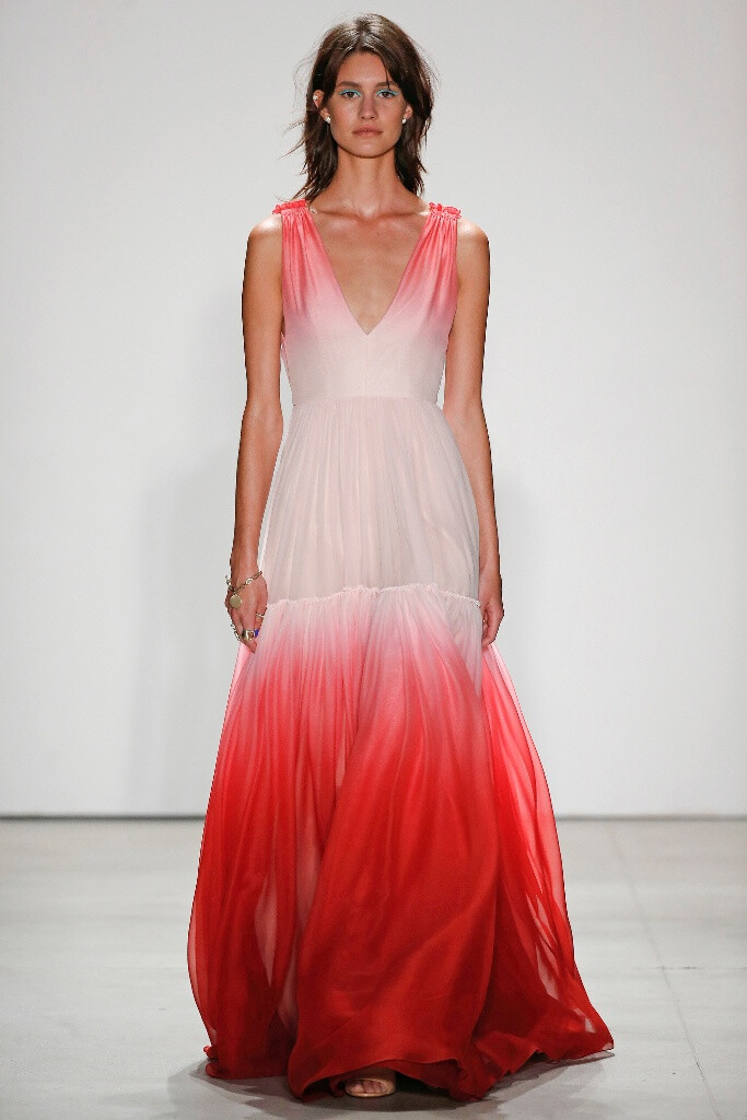 Jenny Packham Spring 2016 RTW。珍妮·帕克汉2016春夏纽约时装周高级成衣发布。本季Packham的灵感来源于摇滚音乐传奇人物，他们冲破性别的局限，毫不顾忌的展现自己个性中“女性化”的一面。许是给人留下的一贯印象，但闪亮的红毯礼服仍然在这一季的设计中脱颖而出。