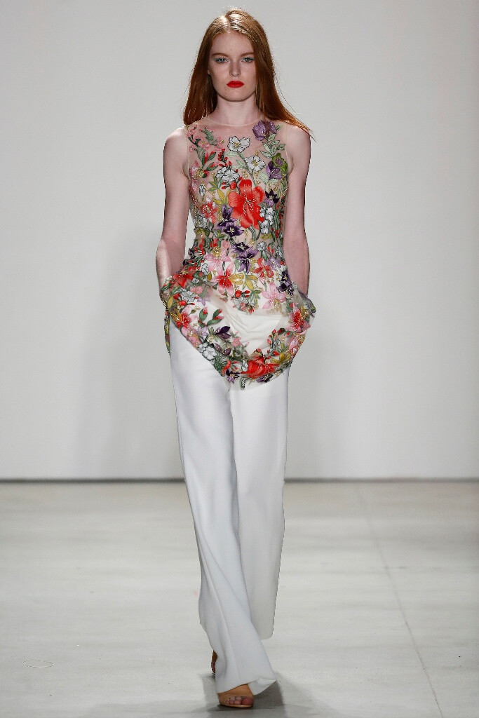 Jenny Packham Spring 2016 RTW。珍妮·帕克汉2016春夏纽约时装周高级成衣发布。本季Packham的灵感来源于摇滚音乐传奇人物，他们冲破性别的局限，毫不顾忌的展现自己个性中“女性化”的一面。许是给人留下的一贯印象，但闪亮的红毯礼服仍然在这一季的设计中脱颖而出。