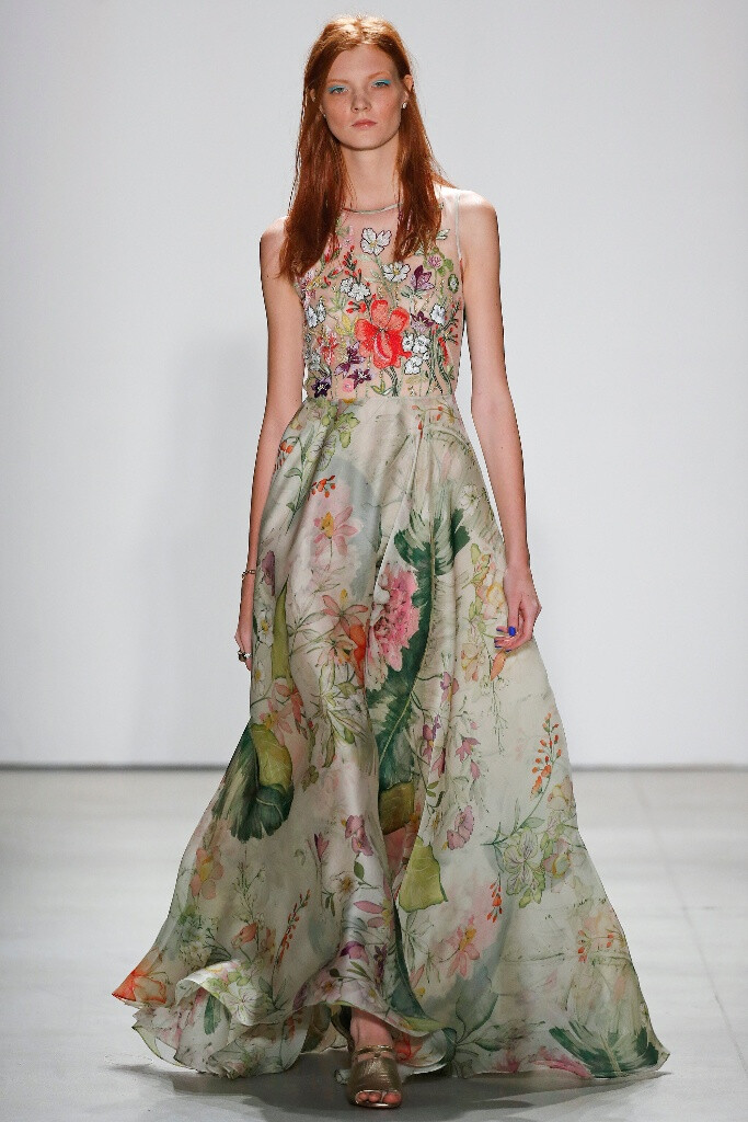 Jenny Packham Spring 2016 RTW。珍妮·帕克汉2016春夏纽约时装周高级成衣发布。本季Packham的灵感来源于摇滚音乐传奇人物，他们冲破性别的局限，毫不顾忌的展现自己个性中“女性化”的一面。许是给人留下的一贯印象，但闪亮的红毯礼服仍然在这一季的设计中脱颖而出。