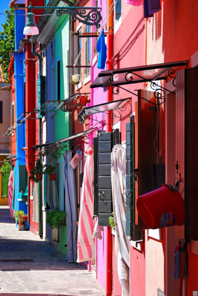 Burano, Venice, Italy (by Raging Wire).意大利威尼斯布拉诺小镇。威尼斯是座十分美丽的海上城市，由上百个小岛组成。主岛以外最大的岛是丽都岛，比较有名的还有玻璃岛Murano和彩色岛Burano。当地政府规定居民每年…