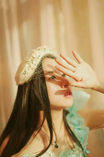 还记得初遇时那双眉眼，干净的让人心生欢喜，便想起一句话，即便污泥斑驳，反复无端，请藏好心里的一颗明珠。数年匆匆，我没有了解你更多，相聚也无法更久，仿佛每一次见面都要慌忙告别，但这又有什么关系，人与人之…