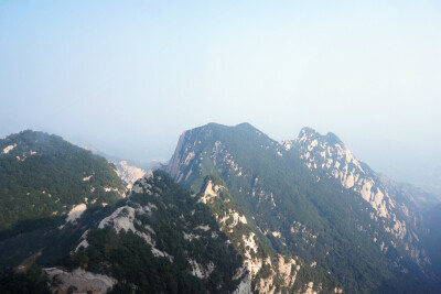 长空栈道位于华山南峰东侧山腰，是华山派第一代宗师元代高道贺志真为远离尘世静修成仙，在万仞绝壁上镶嵌石钉搭木椽而筑。 栈道上下皆是悬崖绝壁，铁索横悬，由条石搭成尺许路面，下由石柱固定，游人至此，面壁贴腹…