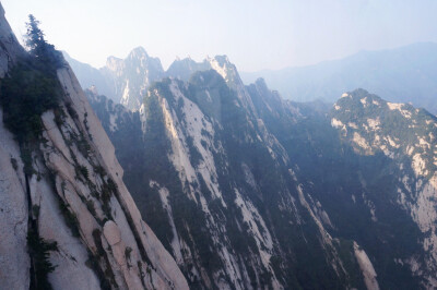 长空栈道位于华山南峰东侧山腰，是华山派第一代宗师元代高道贺志真为远离尘世静修成仙，在万仞绝壁上镶嵌石钉搭木椽而筑。 栈道上下皆是悬崖绝壁，铁索横悬，由条石搭成尺许路面，下由石柱固定，游人至此，面壁贴腹…