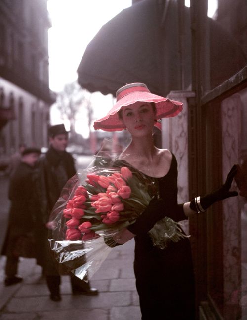 苏茜·帕克 (Suzy Parker) 是20世纪50—60年代最著名的模特和女演员之一,是摄影大师理查德·阿维顿 (Richard Avedon) 的缪斯，与可可·香奈儿(Coco Chanel) 小姐是莫逆之交，曾是香奈儿5号香水的代言人，是欧美50年代时尚的代言人之一。