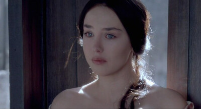 看#《玛戈皇后》#只有一个理由，伊莎贝尔.阿佳妮 。关于“玛戈”，无须为她的爱情和命运唏嘘，无须为她的放荡和真情辩护,只要看着她，看她美的妖魅放荡、美的纯真善良，美的寂寞绝望