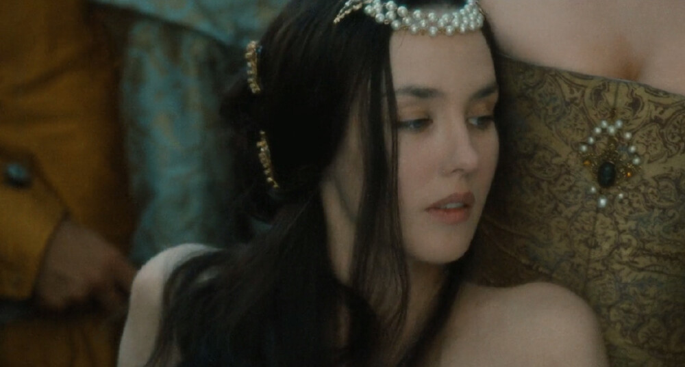 看#《玛戈皇后》#只有一个理由，伊莎贝尔.阿佳妮 。关于“玛戈”，无须为她的爱情和命运唏嘘，无须为她的放荡和真情辩护,只要看着她，看她美的妖魅放荡、美的纯真善良，美的寂寞绝望