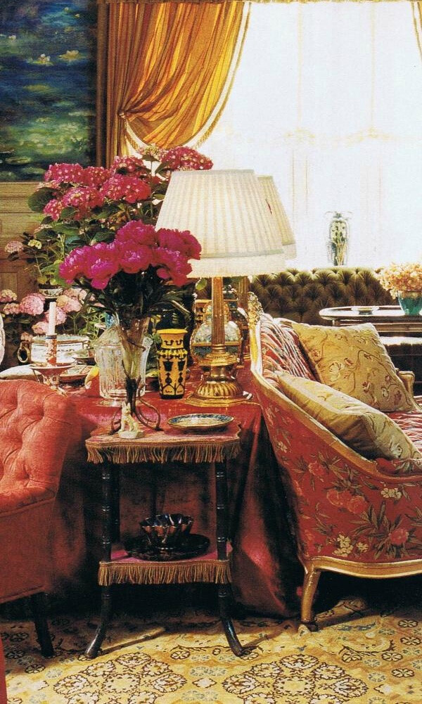 法国著名奢侈品牌 YSL（圣罗兰）创始人服装设计大师伊夫圣罗兰的宅邸。大师热爱古董和艺术品，收藏精品目不暇接，收藏品味自然不用说。墙上的每一幅绘画、挂毯、家具、装饰品、各式各样的瓷器等等收藏品都是精美绝伦的艺术珍品。