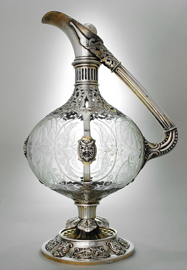 19世纪末英国制造古董葡萄酒瓶，纯银加水晶玻璃。大多出自英国名匠之手。