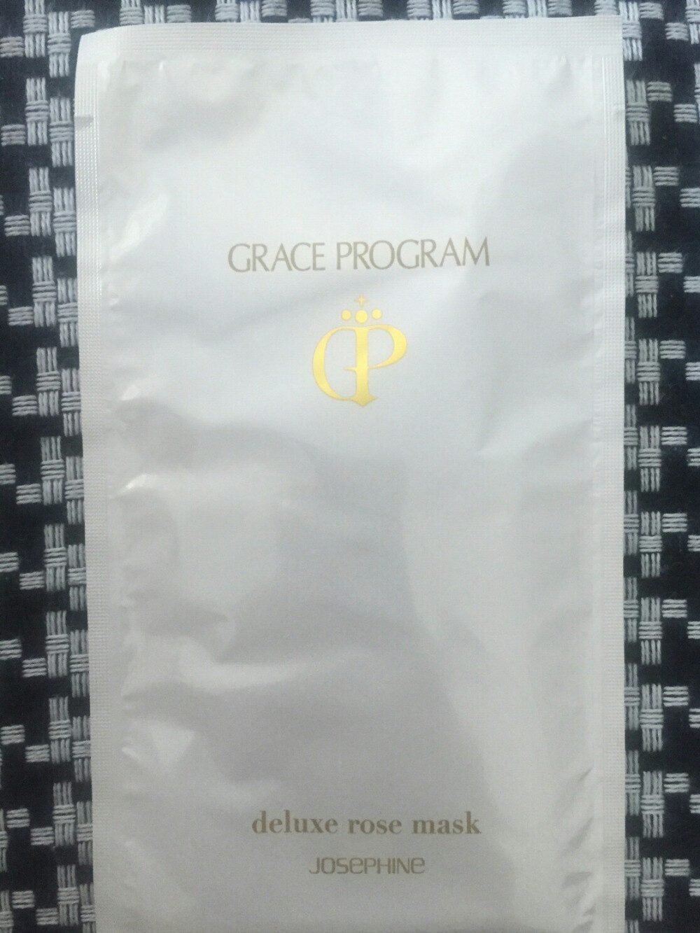 #面子保湿工程# grace program保湿面膜，这个面膜高效保湿，事前如果配合做好深层清洁，出来的效果是杠杠滴！此款面膜是有机纯棉纸面膜，蕴含22ml超保湿美白抗皱精华，可以敷上30分钟,更深入滋润皮肤底层。