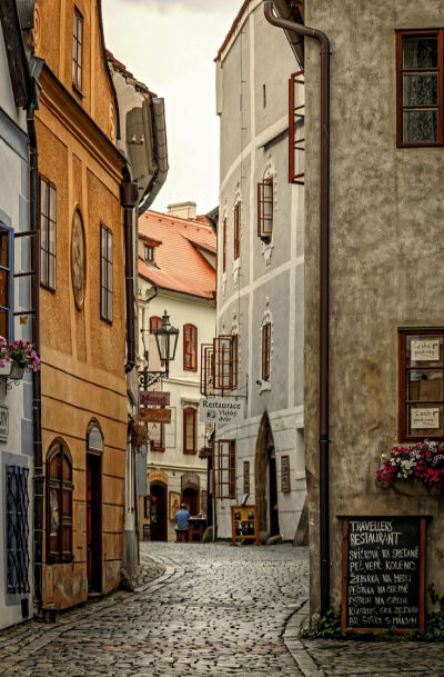 Český Krumlov, Czech Republi( by Lubomir Mihalik)c。捷克克鲁姆洛夫，位于南波西米亚的迷人小镇克鲁姆洛夫是世界上最美的几座城市之一。它被宽阔蜿蜒的伏尔塔瓦(Vltava)河环抱着，在河谷的对岸以城堡为中心的中…