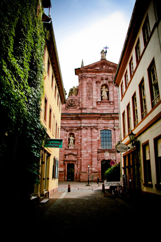 Heidelberg, Germany (by elrina753)。德国海德堡老城。海德堡是巴登-符腾堡州的城市。海德堡是一个充满活力的传统和现代混合体。秀美的海德堡是内卡河畔的文化古城和大学城，它是浪漫德国的缩影。曲折而幽静的小巷沟通者古堡和小河，充满了诗情画意。海德堡实在有太多理由值得被人宠爱，这是一个“偷心”的城市。诗人歌德“把心遗失在海德堡”，马克·吐温说海德堡是他“ 到过的最美的地方 ”。