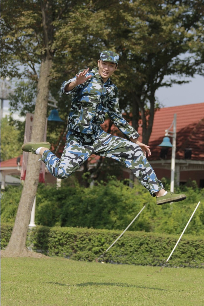 左溢一年级大学季