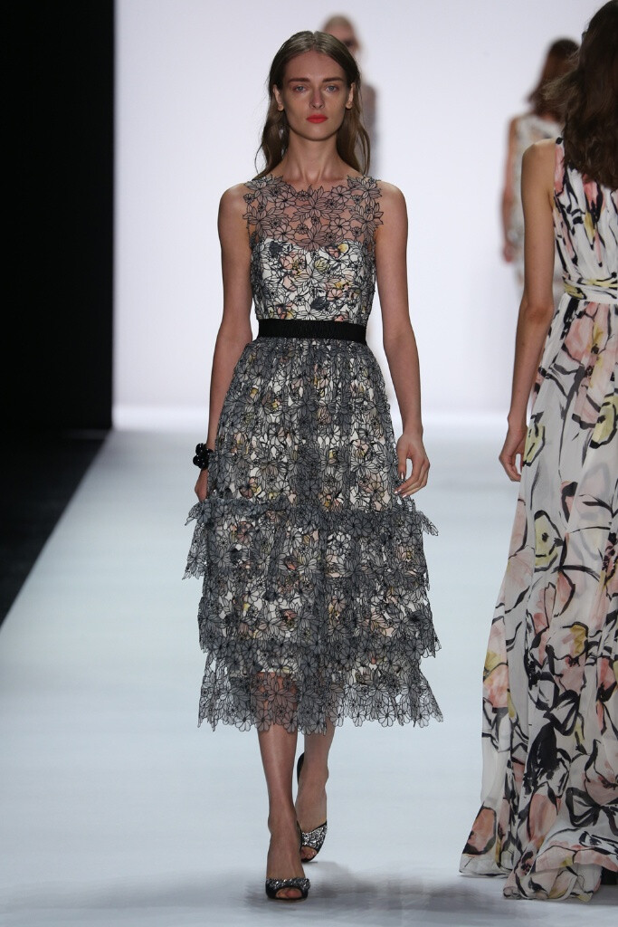 Badgley Mischka Spring 2016 RTW。巴吉利·米诗卡2016春夏纽约时装周高级成衣发布。从阳光肌到腮红色调，再到蝴蝶和植物，这些是布宜诺斯艾利斯的写照，如那些梦幻般的旅游手册一样。理想但从不媚俗，设计师们全情地拥抱着简约的设计理念，并将它融入了品牌的经典造型中。“在白天漂亮地定制，在晚上优雅和性感地展示”，Mischka把时装放入了后台。