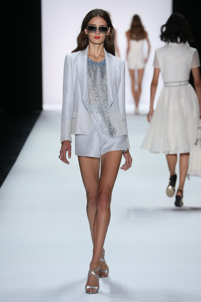 Badgley Mischka Spring 2016 RTW。巴吉利·米诗卡2016春夏纽约时装周高级成衣发布。从阳光肌到腮红色调，再到蝴蝶和植物，这些是布宜诺斯艾利斯的写照，如那些梦幻般的旅游手册一样。理想但从不媚俗，设计师们全情地拥抱着简约的设计理念，并将它融入了品牌的经典造型中。“在白天漂亮地定制，在晚上优雅和性感地展示”，Mischka把时装放入了后台。